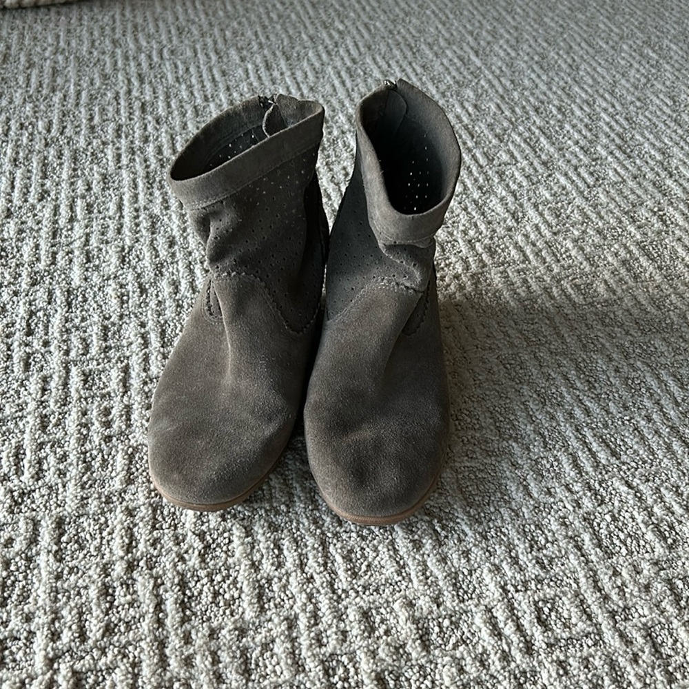 GUC DV hidden wedge bootie